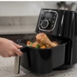 Sacuda o cesto da Fritadeira Air Fryer na metade do preparo