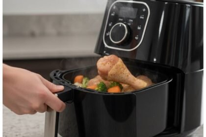 Sacuda o cesto da Fritadeira Air Fryer na metade do preparo