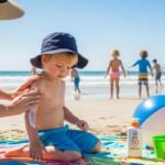 Como reaplicar o protetor solar infantil corretamente durante o dia?